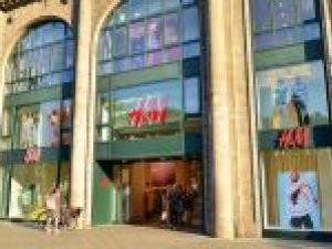H&M Group haalt de broekriem aan
